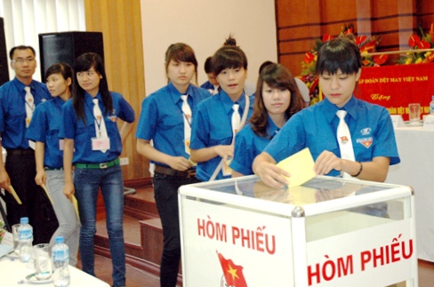 Các đại biểu bỏ phiếu bầu Ban Chấp hành Đoàn Thanh niên Vinatex, nhiệm kỳ 2012 – 2017
